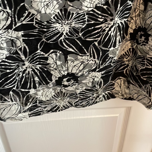 Medium black and cream lace maxi skirt - Picture 3 of 5